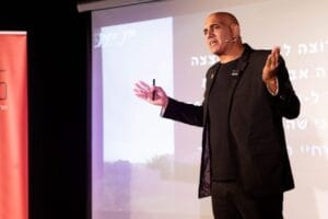 ניר חג'בי אלוף משנה במילואים בהרצאת מנהיגות ופיקוד