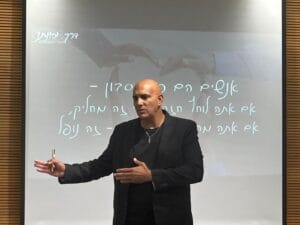 הרצאת ניר חג'בי לארגונים וחברות בנושא חוסן אישי וארגוני